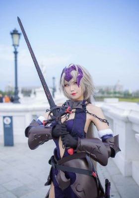 扰乱吧打烊后仅剩二人的沙龙